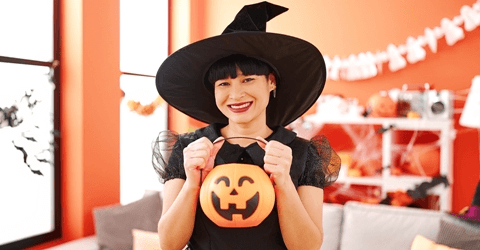 手持甜甜圈的人的手部與甜點的照片