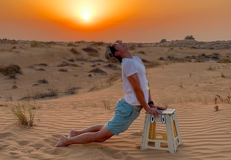 夕日をバックにシットビクス