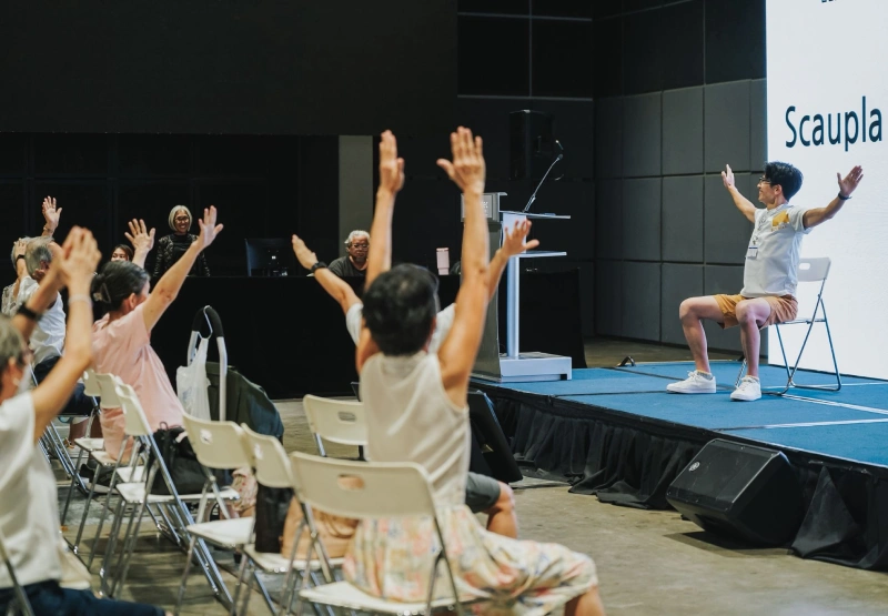 イベント会場で参加者と一緒にシットビクス