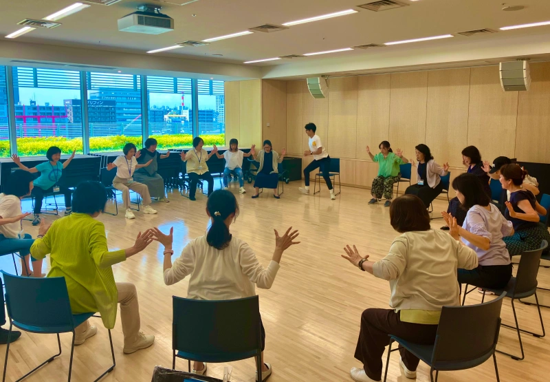 スタジオで多くの参加者とシットビクス