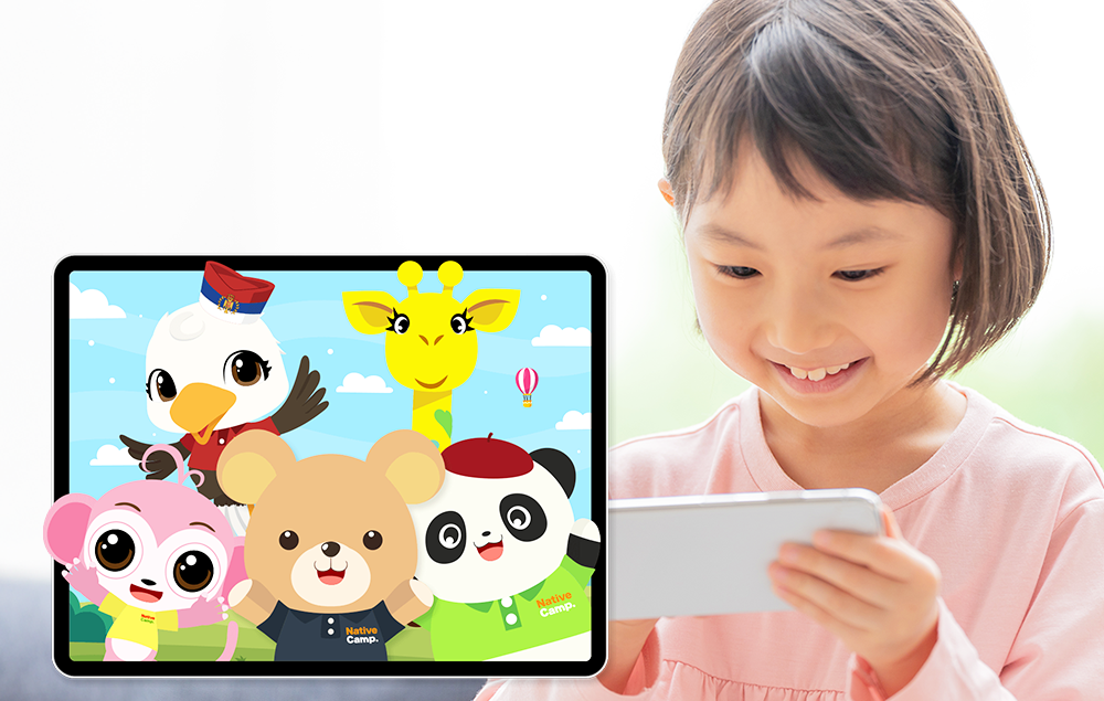 小女孩看著手機螢幕開心地笑，螢幕上顯示著Native Camp的卡通人物們