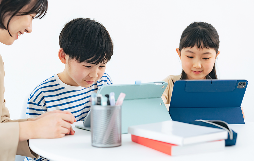 對著平板開心揮手的男孩