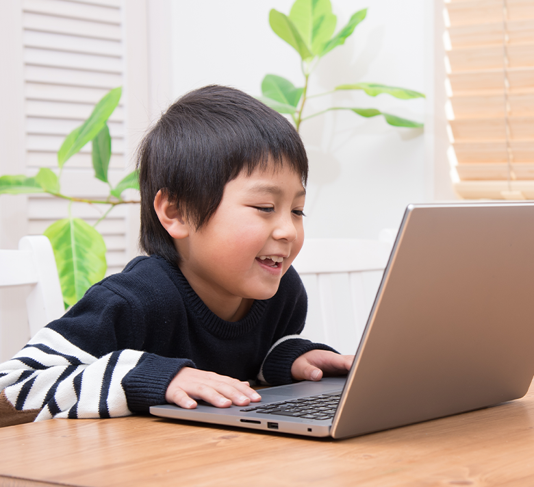 一邊操作手機一邊露出笑容的年輕女性