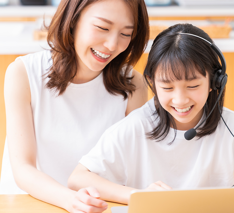 面向著筆電、露出笑容的男孩