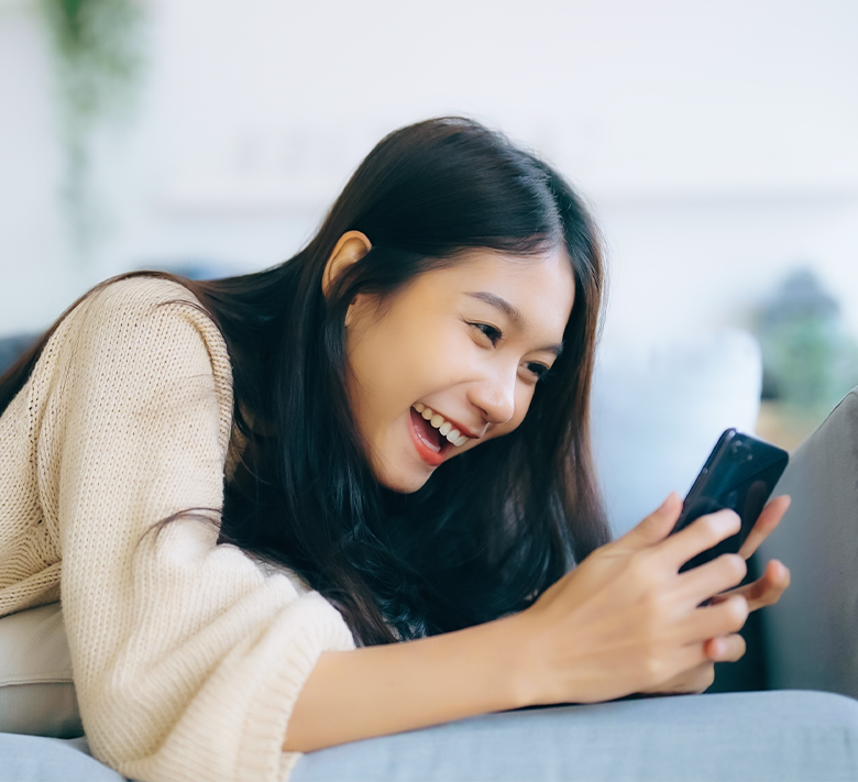 親子共同看著電腦螢幕，愉快地參與英語會話課程的模樣