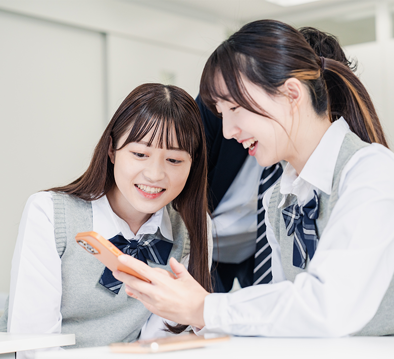 操作手機且露出開心微笑的年長女性