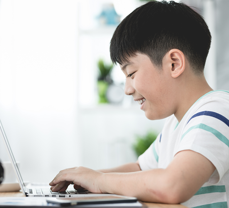 戴著耳機、充滿活力地參與英語會話課程的女性