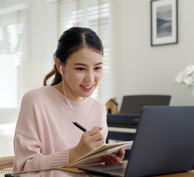 看著手機螢幕相視而笑的兩位女高中生