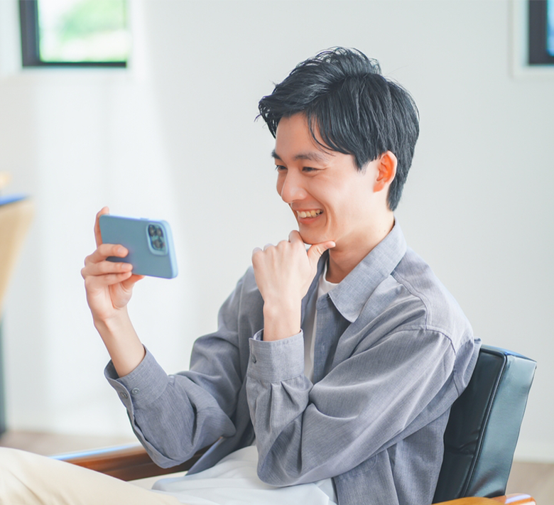 戴著耳機、用筆電進行線上學習的年輕女性