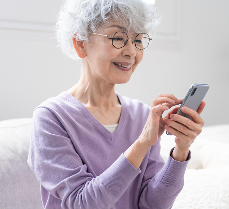 面帶笑容看著手機，且開心對話的年輕男性