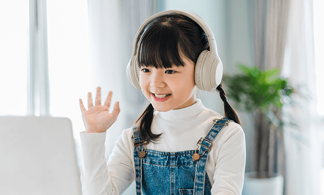 ノートパソコンを使ってレッスンを受ける女の子の写真