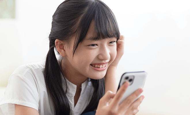 オンラインレッスンで講師と会話をする小学生の写真