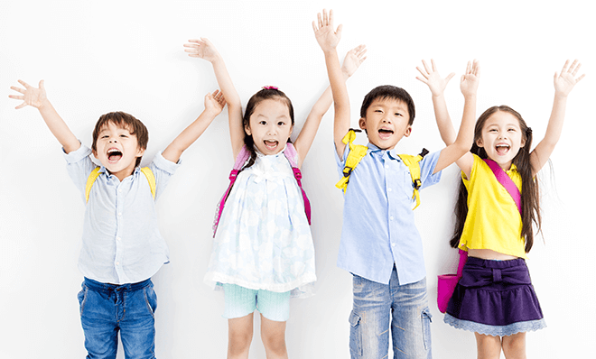 英語を使って楽しそうに学ぶ子供たちの集合写真