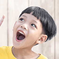 オンライン英会話を楽しむ小学生の女の子と保護者の感想