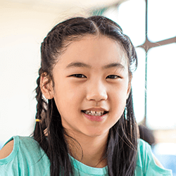 英語での会話を楽しむ笑顔の女の子と満足そうな声