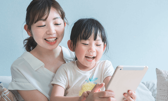 親子で楽しく学ぶ幼児向けオンライン英会話レッスンの様子