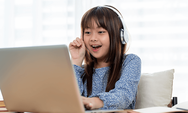 オンライン英会話を楽しむ小学生の女の子