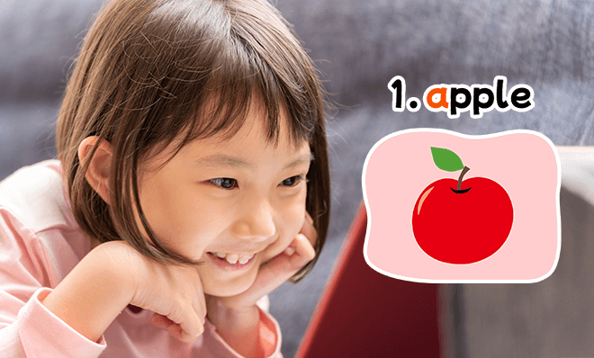 カード教材を見ながら英単語を学ぶ幼児の写真