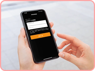 スマートフォンで無料会員登録を行う様子