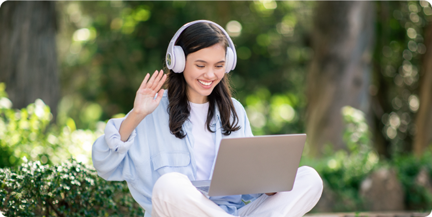 Uma mulher fazendo uma aula de inglês on-line usando um laptop