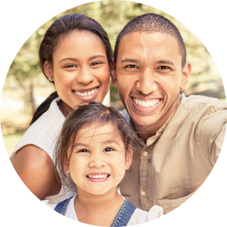 Membros da família sorridentes, encostados uns nos outros