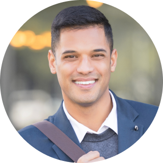 Homem sorridente de terno azul escuro