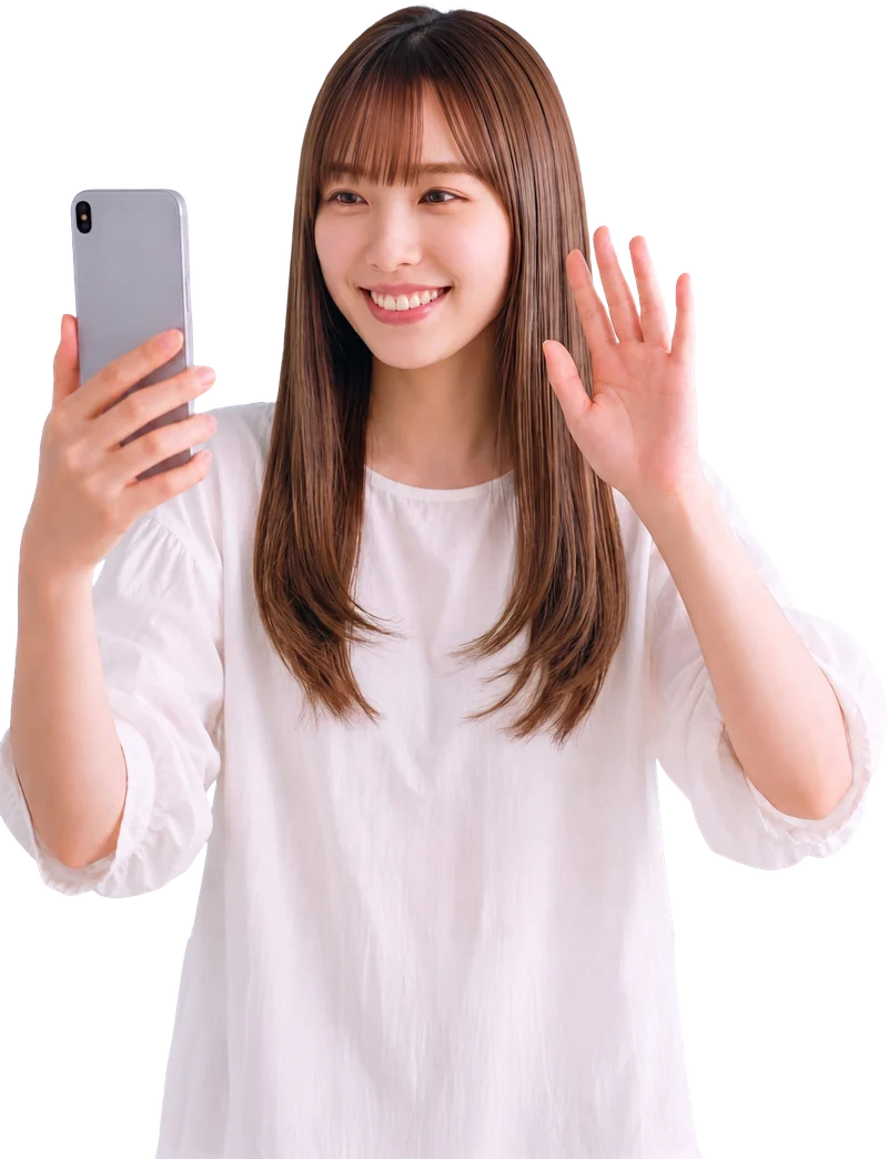 スマートフォンでオンライン英会話を楽しむ女性