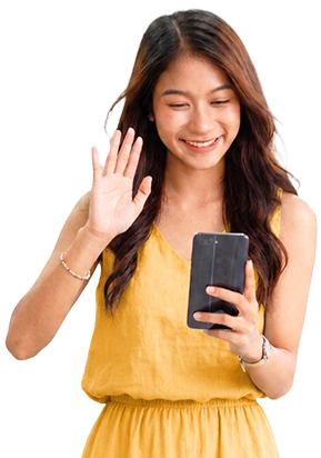 スマートフォンでオンライン英会話を楽しむ女性
