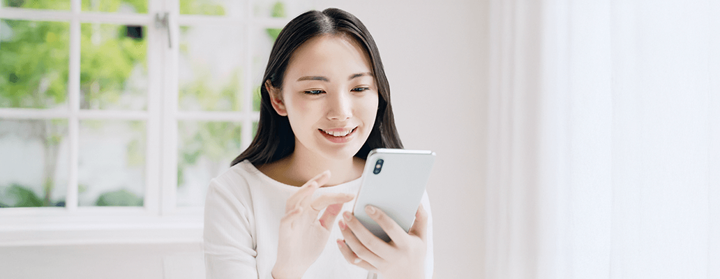 留学に興味を持ったらすぐ相談｜スマホで手軽に留学カウンセリングを受ける女性