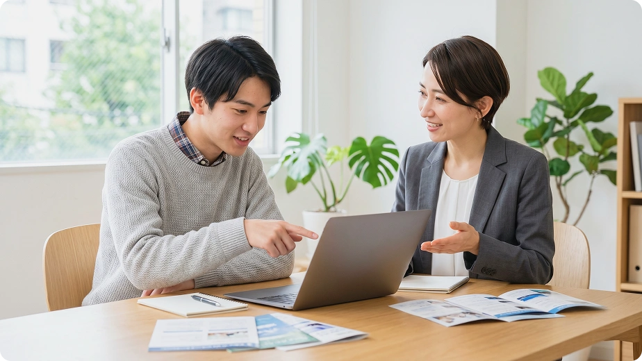 パソコンで学校情報を確認しながら提案を受けている様子
