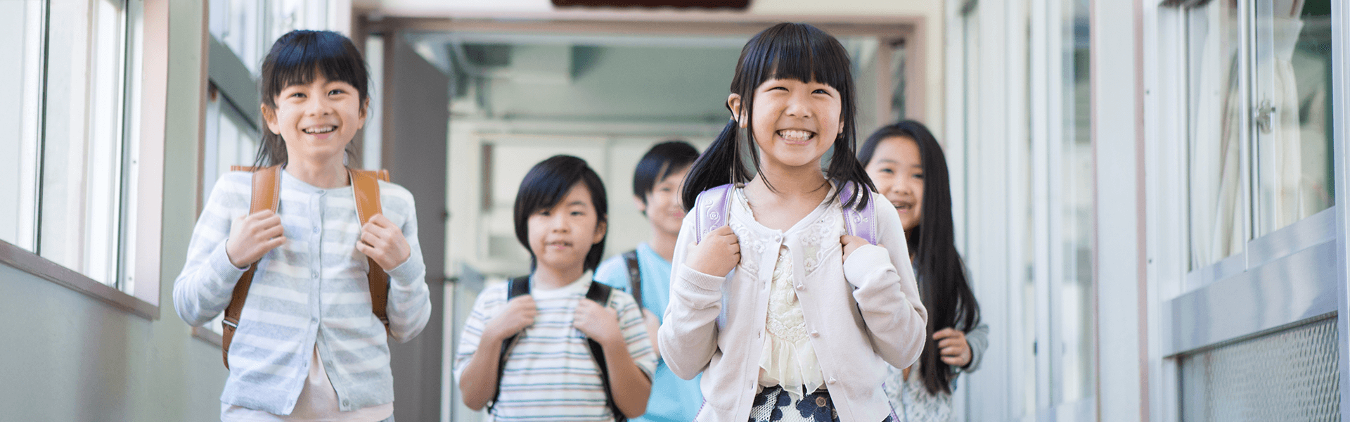ランドセルを背負って登校する小学生たち