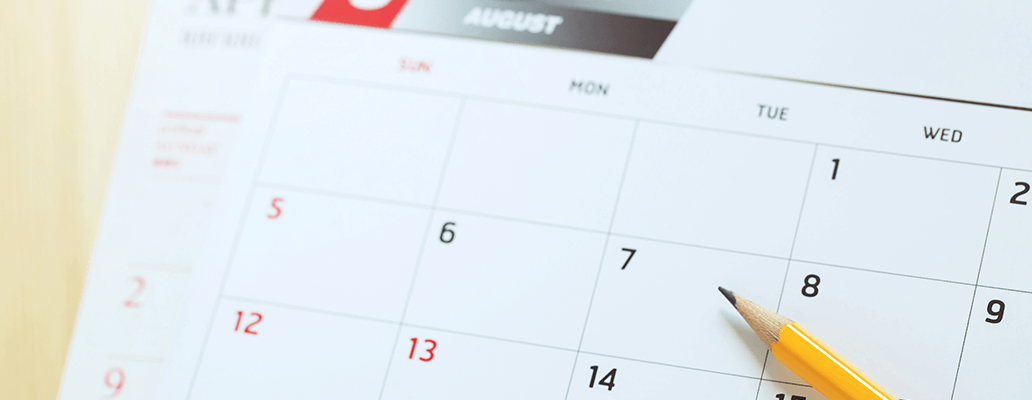 カレンダーの上に置かれた鉛筆