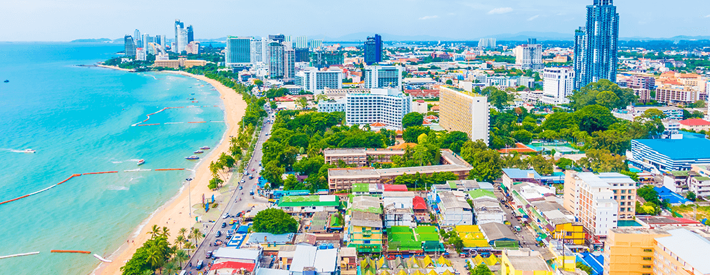 高層ビルとビーチが広がるリゾート都市の風景
