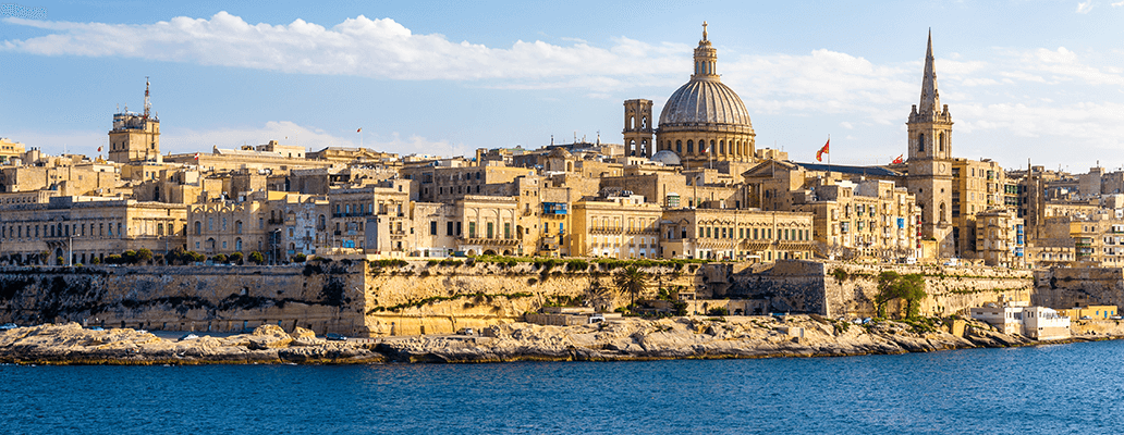 海沿いに広がる歴史的建物群と大聖堂の街並み