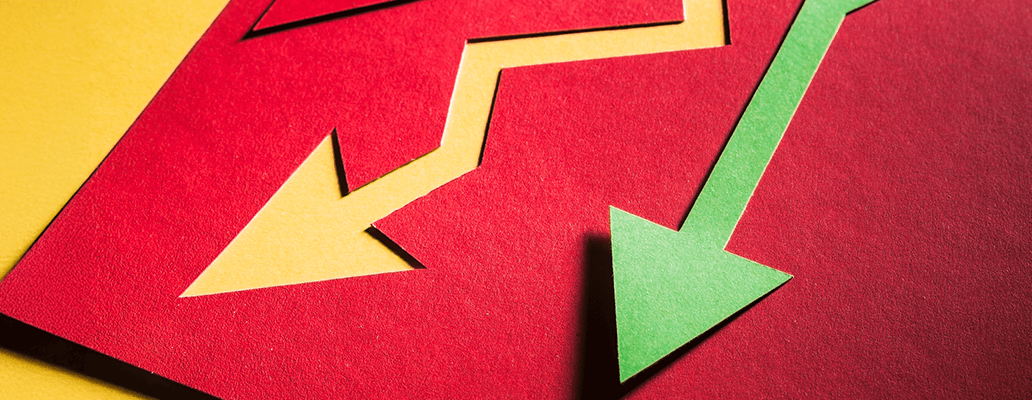 赤と黄色の背景に描かれた矢印アイコン