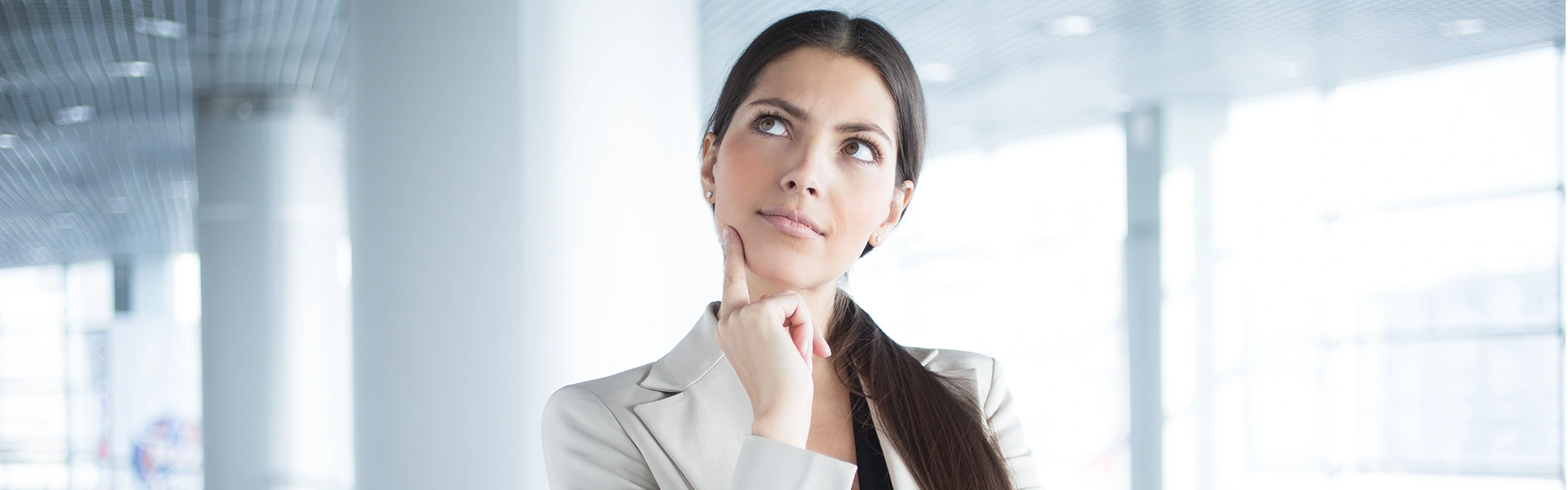 短期留学の効果について考える女性のイメージ