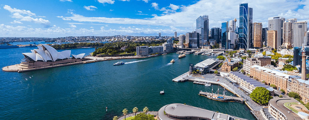 カフェで会話を楽しむ多国籍の学生たち｜オーストラリア留学の柔軟な就労制度と英語学習の魅力