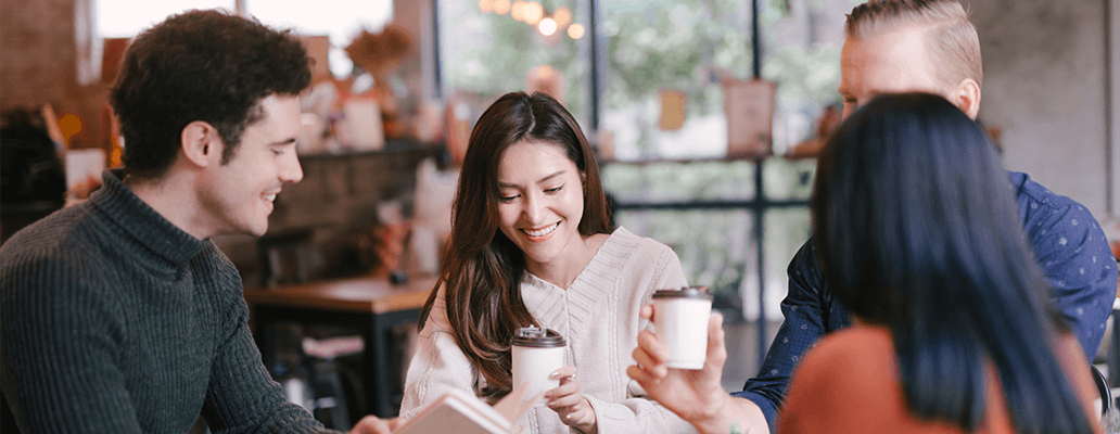 カフェで会話を楽しむ多国籍の学生たち｜オーストラリア留学の柔軟な就労制度と英語学習の魅力