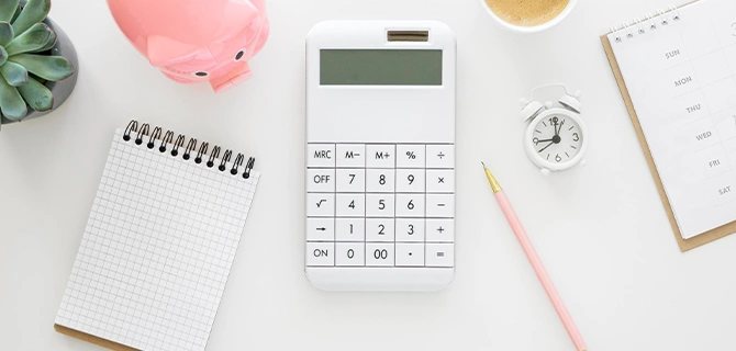 留学費用を計算・管理するための電卓とノートのイメージ写真