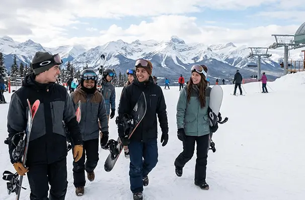 カルガリー近郊のスキー場でウィンタースポーツを楽しむ人々と雪山の景色