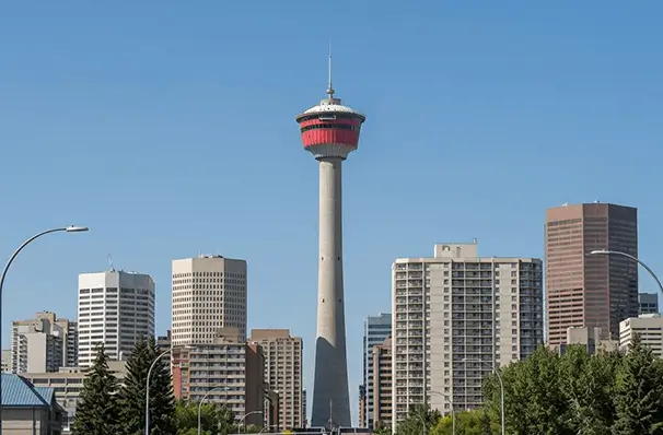 カルガリータワーとダウンタウンの高層ビル群、青空に映えるカルガリーのランドマーク