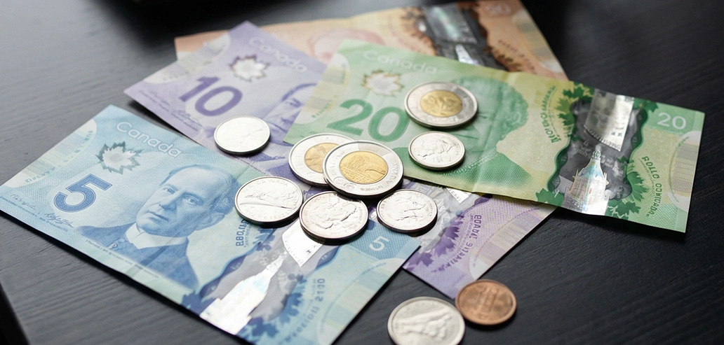 カナダドルの紙幣と硬貨