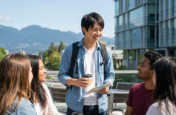 カナダの語学学校で英語を学ぶ留学生