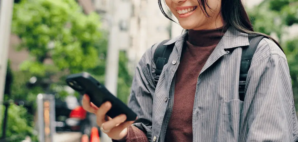 モントリオールの街中で携帯を見る女性
