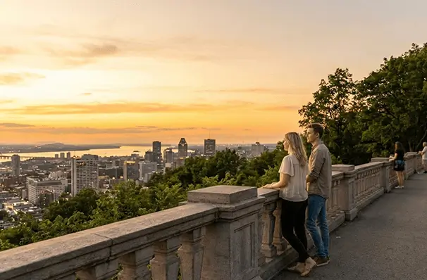 モントリオールのモン・ロワイヤル公園から眺める美しい街の景色