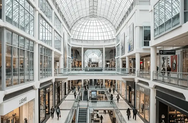 モントリオール・イートンセンターの広々としたショッピングモール内部