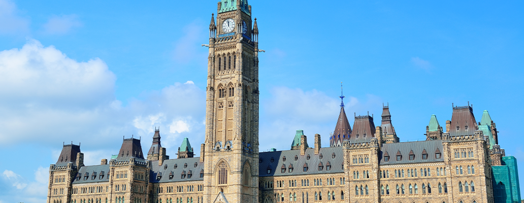 カナダ留学からの大学・カレッジ進学｜歴史ある議事堂と青空の広がる街並み