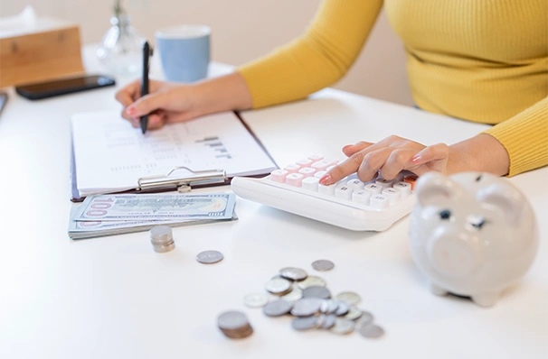 留学費用の計画や資金管理を行う様子