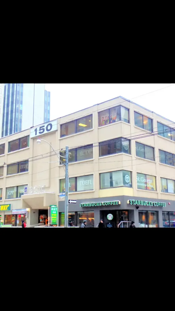 1階にスターバックスが入る多階建ての建物外観、屋外の商業地区