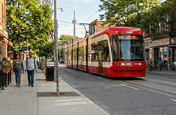 トロント市内を走るストリートカーと安全で快適な都市環境